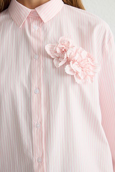 Trendyol Modest Rosa gestreiftes, gewebtes Hemd mit Blumendetail TCTSS25TG00013