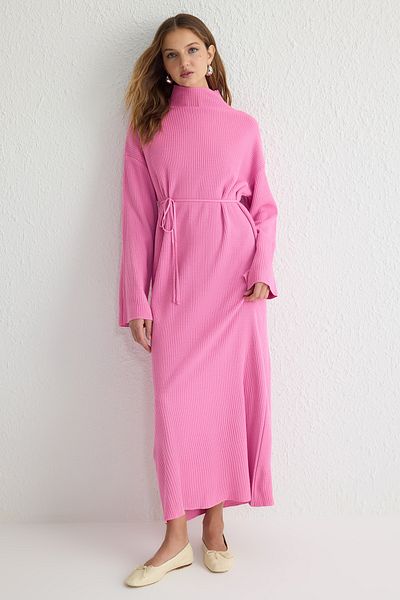Trendyol Modest Πλεκτό φόρεμα με ροζ ριμπ/καμισόλ ζωσμένο TCTAW25EB00142