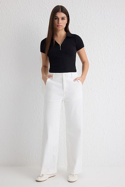 Trendyol Collection Weiße Jeans mit Knopfleiste und hoher Taille und weitem Bein TWOSS25JE00183