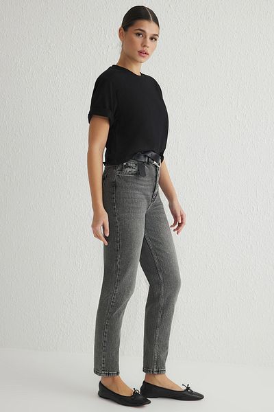 Trendyol Collection Graue, bequeme Mom-Jeans mit hoher Taille TWOSS25JE00093