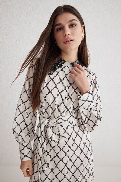 Trendyol Modest Cremefarbenes, ungefüttertes, geometrisch gewebtes Crinkle-Hijab-Kleid TCTSS25EB00028