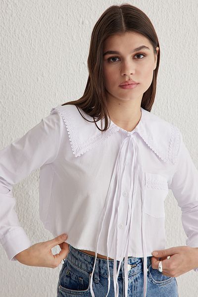 Trendyol Collection Koszula z białego kołnierzyka z koronką i sznurowaniem Regularny krój Regular Fit Woven Twoss25Go00019