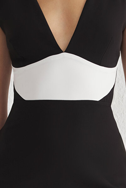 Trendyol Collection Fekete-fehér V-nyakú szőtt esküvői/esküvői hosszú elegáns estélyi ruha TPRSS25EL00013