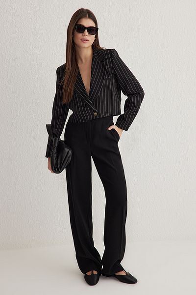 Trendyol Collection Schwarze gewebte Blazerjacke mit regulären Crop-Streifen TWOSS23BC00029
