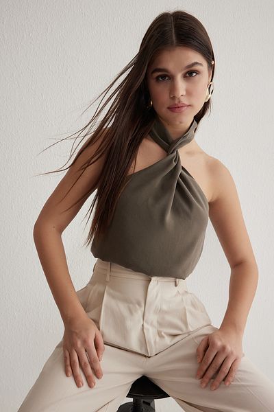 Trendyol Collection Khaki Modal Neckholder – Neckholder-Bluse TWOSS25BZ00247
