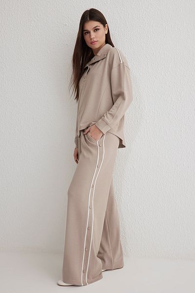 Trendyol Modest Nerzfarbenes Trainingsanzug-Set mit weichen Knöpfen und Paspelierung TCTSS25EN00001