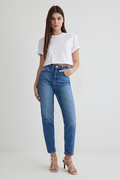 Trendyol Collection Blaue, bequeme Mom-Jeans mit hoher Taille TWOSS25JE00115