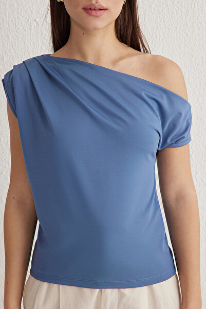 Trendyol Collection Pružná indigová pletená halenka s asymetrickým výstřihem a nulovým rukávem - TWOSS24BZ00396