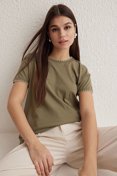 Trendyol Collection Khakifarbenes Basic-Strick-T-Shirt mit Rundhalsausschnitt – 100 % Baumwolle, kontrastierende Nähten TWOSS19AD0085