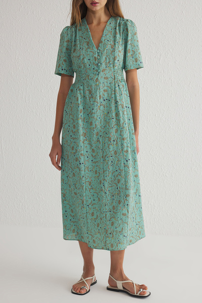 Trendyol Collection Zelené květinové pohodlné šaty z Gipeli Midi Woven TWOSS25EL00115