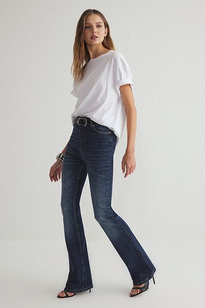 Trendyol Collection Sötétkék magas derekú flare farmer TWOSS25JE00103