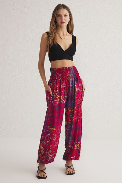 Trendyol Collection Rotes Ethno-Muster, elastische Beine, Baggyform, gewebte Hose TWOSS25PL00063