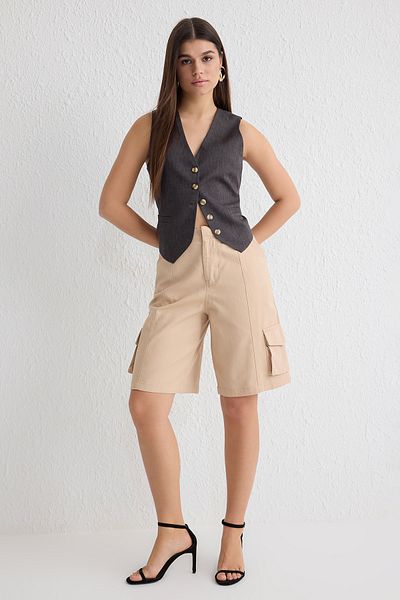 Trendyol Collection Beigefarbene Bermuda-Shorts mit hoher Taille und Cargotaschen und Bermuda TWOSS25SR00009