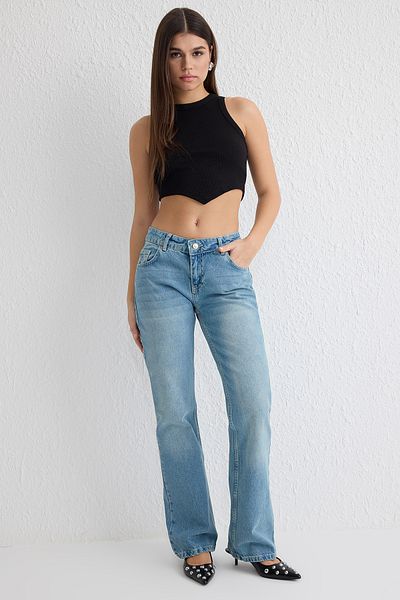 Trendyol Collection Blaue Flare-Jeans mit niedriger Taille TWOSS25JE00189
