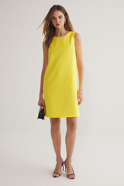 Trendyol Collection Gelbes, gerade geschnittenes Mini-Webkleid TWOSS19FG0063