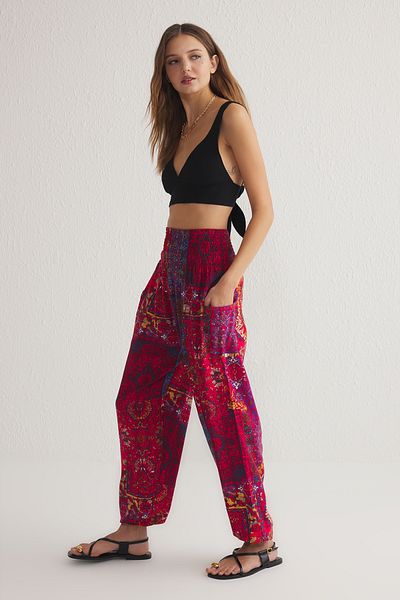 Trendyol Collection Rotes Ethno-Muster, elastische Beine, Baggyform, gewebte Hose TWOSS25PL00063