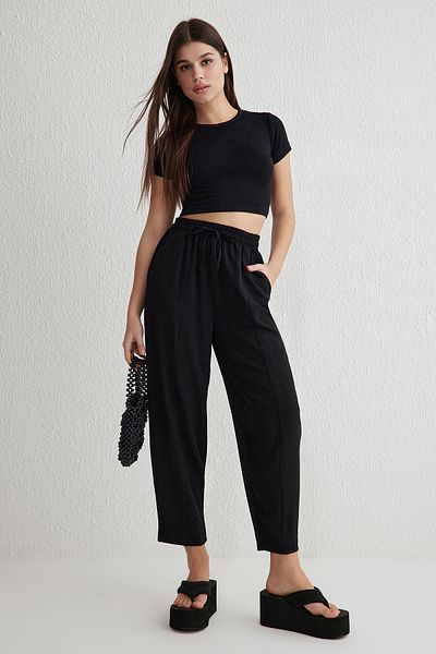 Trendyol Collection Schwarze Harem/Shalwar-Hose mit bequemer Passform und elastischem Bund TWOSS25PL00027