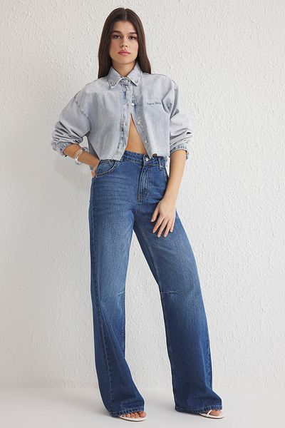 Trendyol Collection Blaue, genähte, detaillierte Jeans mit normaler Taille und weitem Bein TWOSS25JE00070