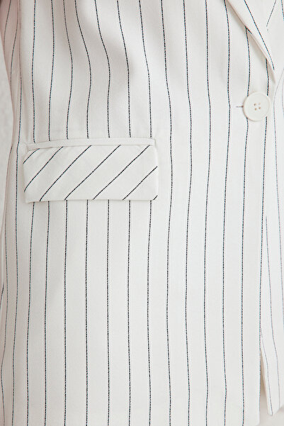 Trendyol Collection Weiße, übergroße Jacke mit Revers und langer gestreifter Webweste TWOSS25YE00027