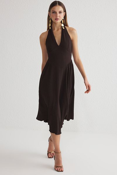 Trendyol Collection Καφέ κομψό πλεκτό φόρεμα με λεπτομέρεια με λαιμόκοψη σε σχήμα Α TPRSS25EL00086