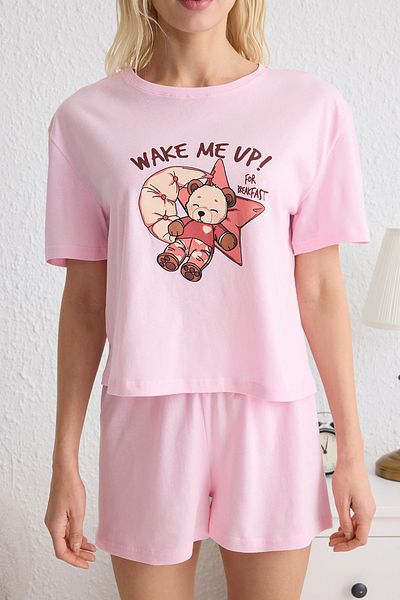 Trendyol Collection 100% βαμβακερό ροζ πλεκτό σετ πιτζάμες με αρκουδάκι και σύνθημα - THMSS25PT00092