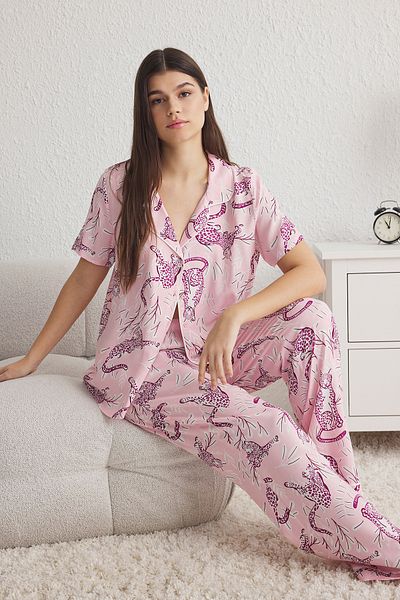 Trendyol Collection Σετ πιτζάμες με ροζ ζωικό σχέδιο με υφαντό βισκόζη THMSS25PT00022