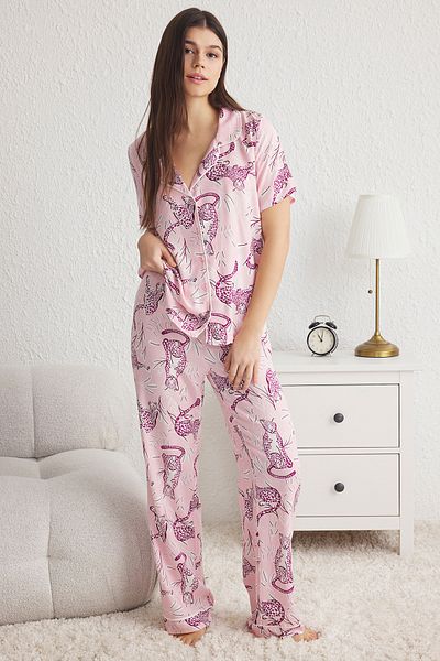 Trendyol Collection Σετ πιτζάμες με ροζ ζωικό σχέδιο με υφαντό βισκόζη THMSS25PT00022