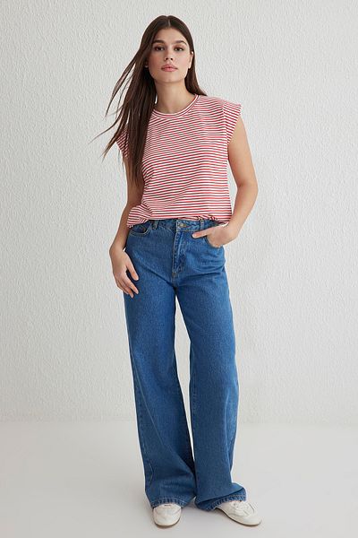 Trendyol Collection Basic-Strick-T-Shirt mit Rundhalsausschnitt und roten Streifen – 100 % Baumwolle, wattiertes TWOSS20TS0021