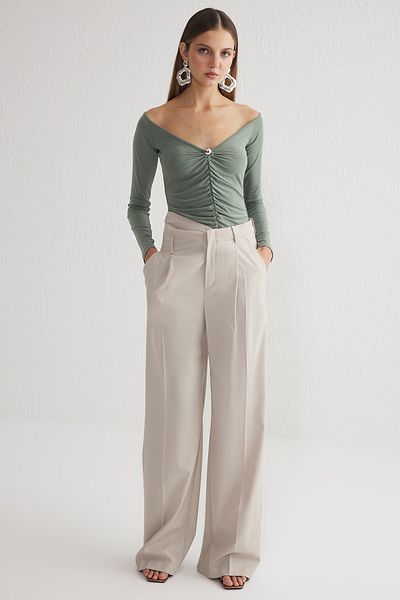 Trendyol Collection Khakifarbene Strickbluse mit Carmen-Ausschnitt und Zubehör TPRSS25BZ00016
