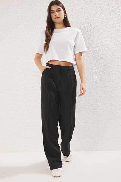 Trendyol Collection Schwarzer, gerade geschnittener, plissierter Stoff – Limited Edition-Hose TWOAW23PL00401