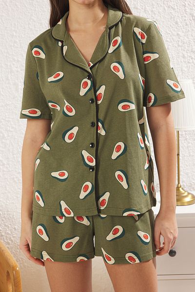 Trendyol Collection Khakifarbenes Strick-Pyjama-Set mit Avocado-Muster – 100 % Baumwolle, Paspelierung, THMSS25PT00140
