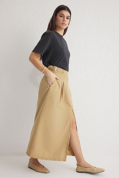 Trendyol Collection Khakifarbener, plissierter, plissierter Maxirock mit Schlitz vorne und Gürtel in der Taille TWOSS25ET00085