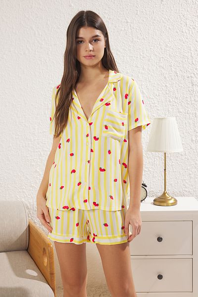 Trendyol Collection Sárga csíkos és eper mintás viszkóz szőtt pizsama szett THMSS25PT00194