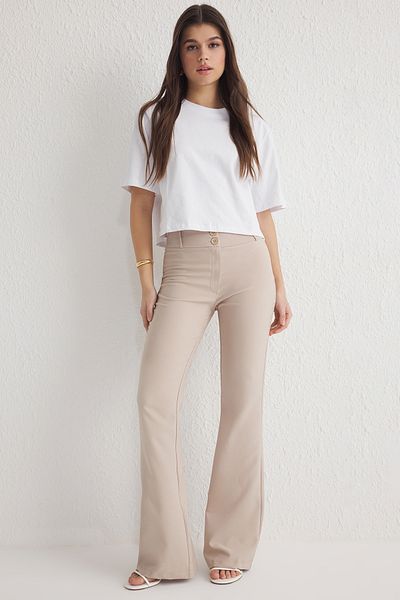 Trendyol Collection Nerzfarbene Hose mit spanischem Bein und normaler Taille TWOSS25PL00065