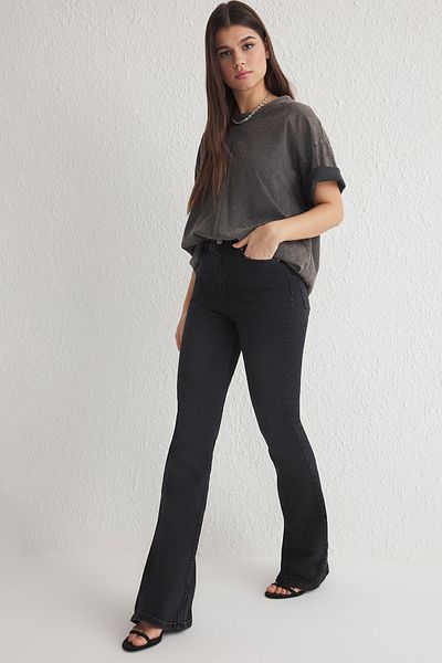 Trendyol Collection Schwarze Flare-Jeans mit hoher Taille TWOSS25JE00110