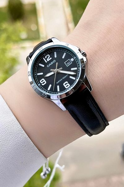 Casio ساعة يد نسائية بحزام فضي باللون الأسود