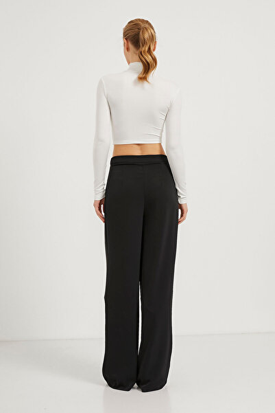 Arma Life Women's Long Sleeve Turtleneck Crop Soft Ecru Body