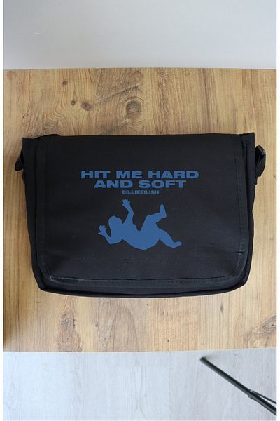 Fuddy Moda Geantă de umăr unisex cu imprimeu album Billie Eilish - Hit Me Hard și Soft Printed