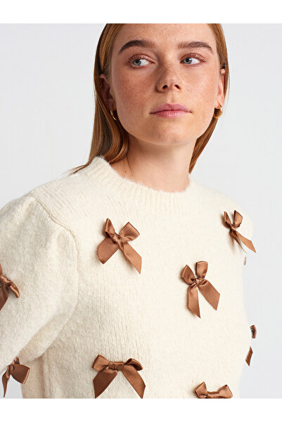 Dilvin Μοντέλο 10673 - Ανοιχτό μπεζ πλεκτό πουλόβερ με λαιμόκοψη και φιόγκο