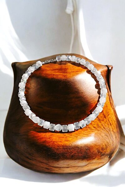 LA TINY AKSESUAR قلادة مكعبة شفافة من الكريستال