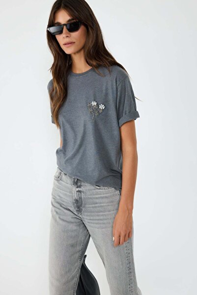 No Matter What Anthrazitfarbenes T-Shirt mit Rundhalsausschnitt, verziert mit Blumen und Steinen