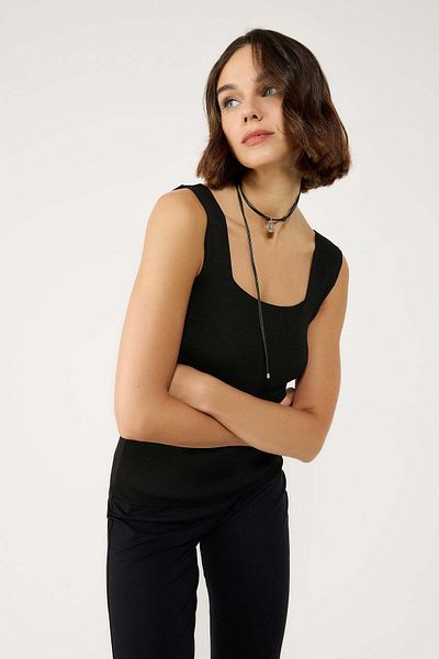 No Matter What Schwarzes Tanktop mit eckigem Ausschnitt und dicken Trägern
