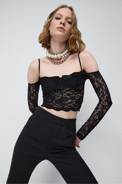 No Matter What ÜstSchwarzes Crop-Top aus Spitze mit langen, dünnen Trägern