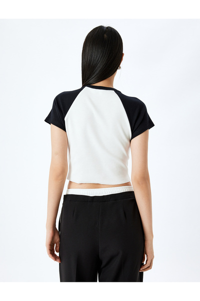 Koton Μπλουζάκι με εμπριμέ κοντό μανίκι με λαιμόκοψη με λεπτή εφαρμογή