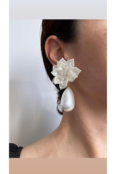 Pelin Aksesuar White Flower Drop Beaded Big Earrings