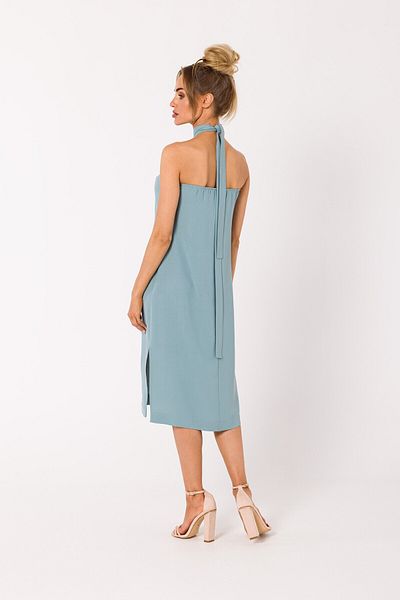 Made of Emotion Flattering halter neck finished with a tie detail gives this simple midi summer dress a chic look.