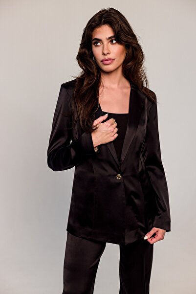 Makover Women's blazer fastened with a single button