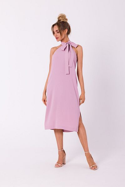 Made of Emotion Flattering halter neck finished with a tie detail gives this simple midi summer dress a chic look.