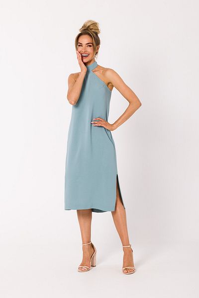 Made of Emotion Flattering halter neck finished with a tie detail gives this simple midi summer dress a chic look.