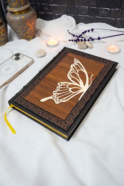 markcat Model fluture din piele termică + caiet cu dungi din lemn - cadou (17x24 cm, 320 pagini)